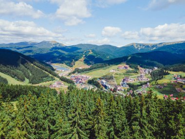 Ukrayna Karpatlar 'ındaki Bukovel' in havadan görünüşü. Yaz zamanı.