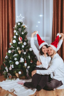 Noel ağacının önünde çekilen çift için fotokopi alanı hediye kartı.