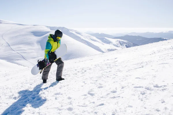 Hombre Snowboarder Cima Las Montañas Hermosa Vista Fondo —  Fotos de Stock