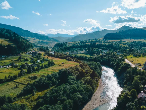 夏のコピースペースの上から山の川の風景 — ストック写真