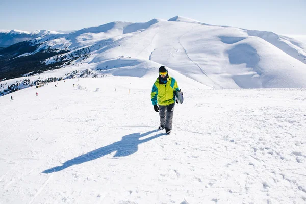 Człowiek Snowboardzista Szczycie Gór Piękny Widok Tle — Zdjęcie stockowe