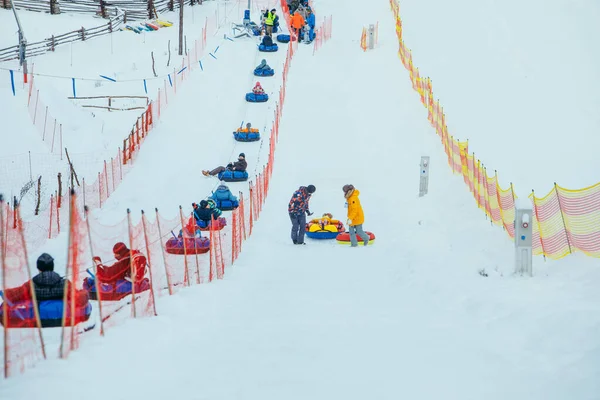 Linie Für Snow Tubing Menschen Auf Den Hügel Ziehen Winteraktivitäten — Stockfoto