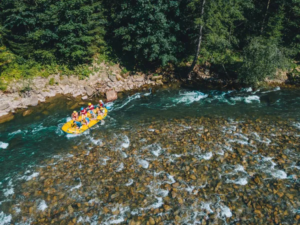 山の川の極端な魅力の夏ラフティング コピースペース オーバーヘッドビュー — ストック写真