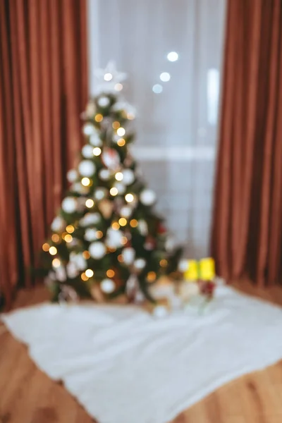 Wazig Versierde Kerstboom Gift Card Kopiëren Ruimte — Stockfoto