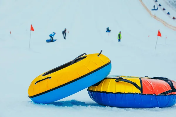 Anéis Tubos Neve Perto Colina Fundo Inverno Lazer Familiar — Fotografia de Stock