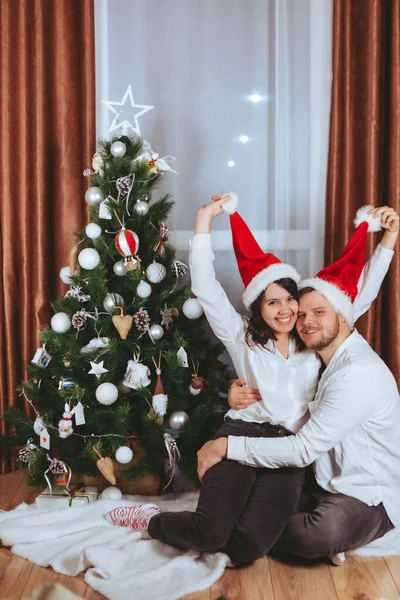 Noel ağacının önünde çekilen çift için fotokopi alanı hediye kartı.