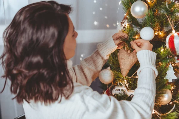 Vrouw Poseren Decoratie Kerstboom — Stockfoto