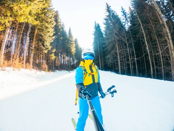 Esquiadora Mujer Tomando Selfie Mientras Monta Por Pendiente Copia Espacio — Foto de Stock