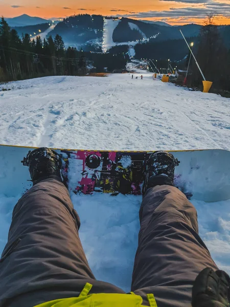 Homem Com Snowboard Sentado Espaço Cópia Inclinação Esqui — Fotografia de Stock