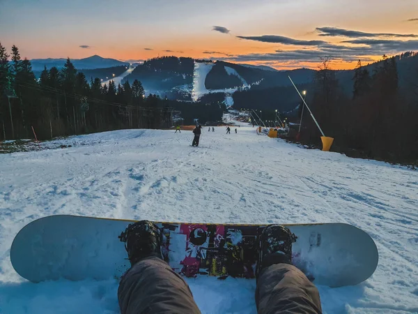 Mann Mit Snowboard Sitzt Auf Skipiste — Stockfoto