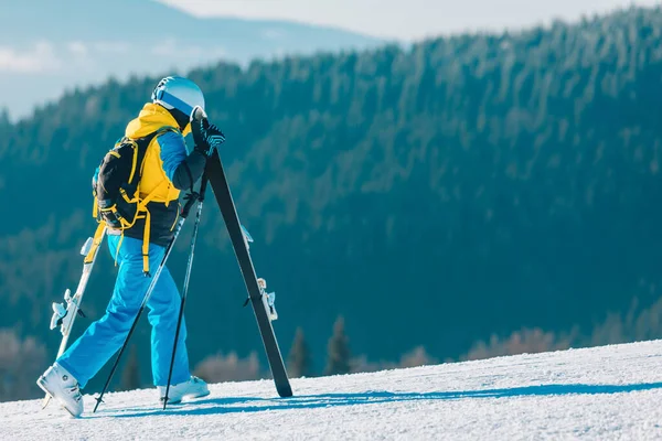 女性は冬の斜面の山を背景にスキーをし — ストック写真