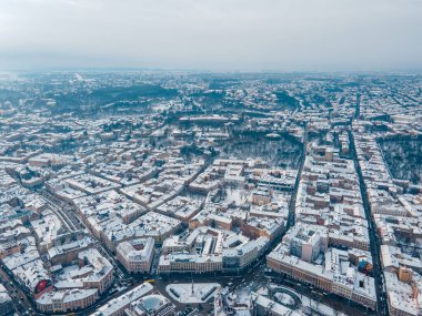 Karlı Lviv Merkezi 'nin hava görüntüsü Boşluk Şehri bloklarının tam üstünde