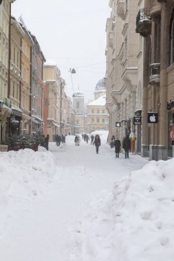Lviv, Ukrayna - 12 Şubat 2021: Kar fırtınasından sonra şehir sokakları