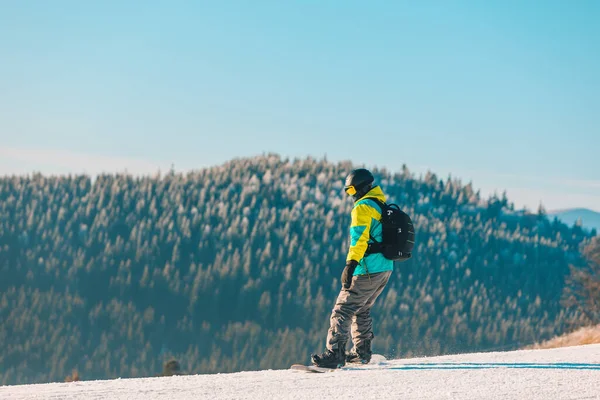 Güneşli Bir Günde Tepedeki Dağlarda Snowboard Yapan Bir Adam — Stok fotoğraf