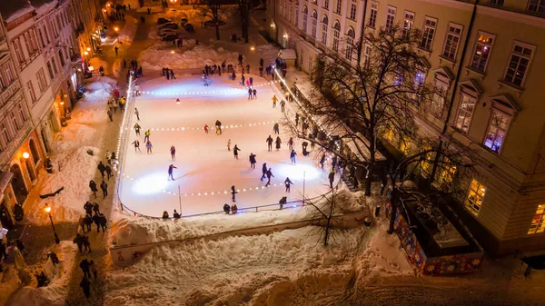 Zima Atrakcja Ski Lodowisko Centrum Miasta Lwowskiej Nocy — Zdjęcie stockowe