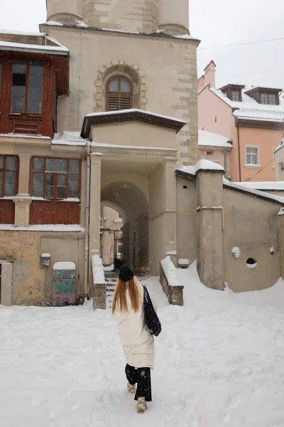 Žena Zimě Kabát Chůze Městě Ulici Chodník Sněhové Bouři — Stock fotografie