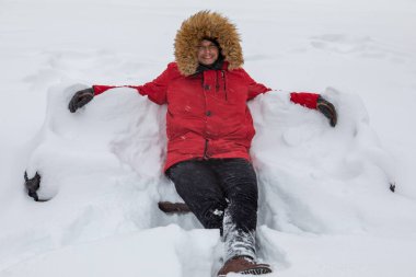 Adam karla kaplı bankta oturuyor fotokopi alanı