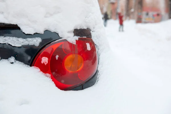 Автомобили Покрытые Снегом Улицах Города Крупным Планом — стоковое фото