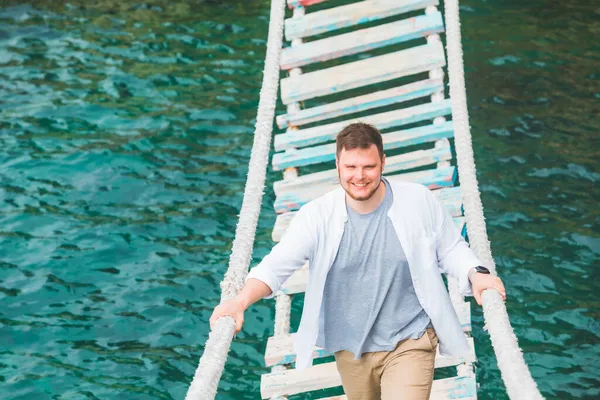 Mann Fuß Durch Hängebrücke Überquert Adria Sommerzeit — Stockfoto