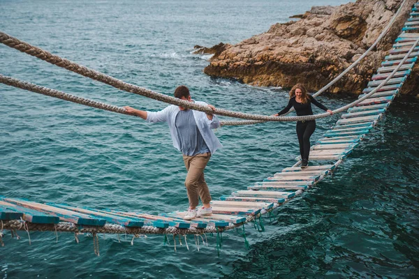 Pár Žena Mužem Kráčející Třesoucí Zavěšení Most Přes Moře Bay — Stock fotografie