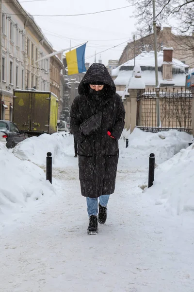 Mujer Abrigo Invierno Caminando Por Calle Ciudad Acera Después Tormenta — Foto de Stock