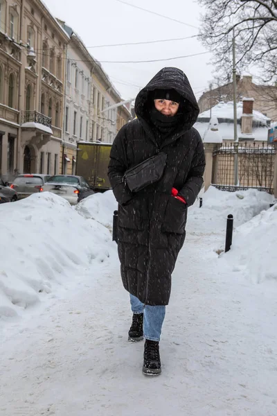 Mujer Abrigo Invierno Caminando Por Calle Ciudad Acera Después Tormenta — Foto de Stock