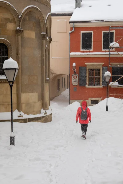 Hombre Con Mochila Abrigo Invierno Rojo Caminando Por Las Calles — Foto de Stock