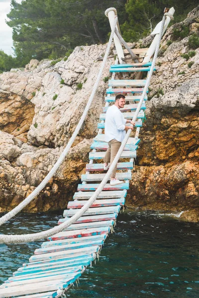 Mann Läuft Über Hängebrücke Über Meer Berühmtes Wahrzeichen — Stockfoto