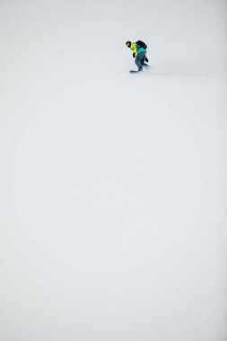 Kayak pistinde snowboardçu. Kopya uzay kış sporu.