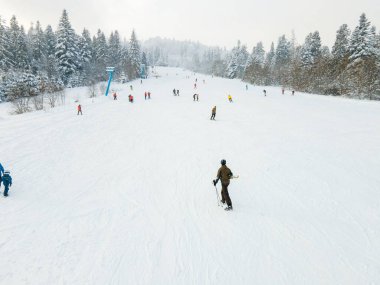 Kayak pisti kış mevsiminin panoramik manzarası