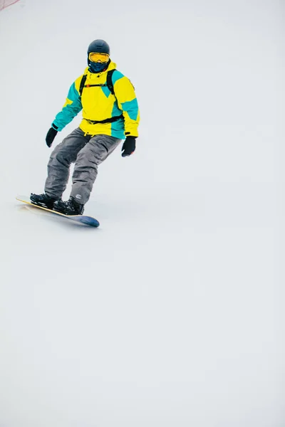 Man Snowboardåkare Skidbacken Kopia Utrymme Vinter Sport — Stockfoto