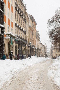 Lviv, Ukrayna - 12 Şubat 2021: Kar fırtınasından sonra şehir sokakları