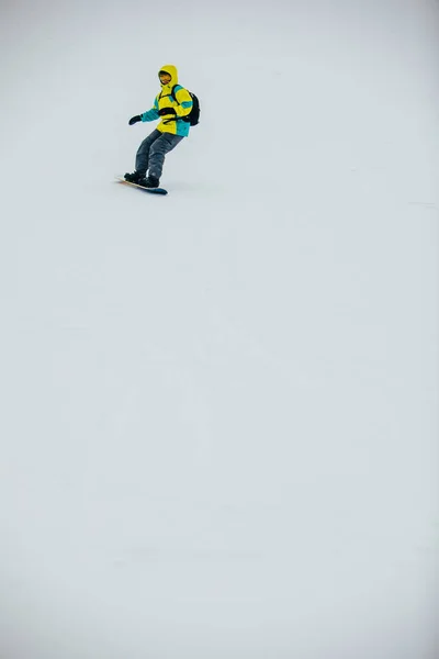 Man Snowboardåkare Skidbacken Kopia Utrymme Vinter Sport — Stockfoto