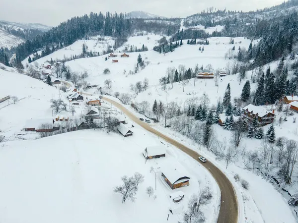 Vista Aérea Carretera Pueblo Nevado Medio Montañas Los Cárpatos Viaje —  Fotos de Stock