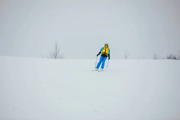 Sciatrice Donna Sulla Pista Sci Invernale Sport Estremi — Foto Stock