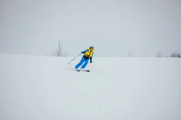 Mujer Esquiadora Pista Esquí Invierno Deporte Extremo —  Fotos de Stock