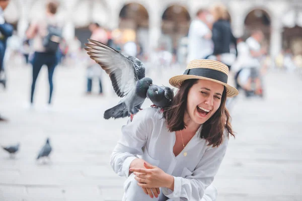 Mujer Ropa Blanca Con Sombrero Paja Divirtiéndose Con Palomas Venecia —  Fotos de Stock