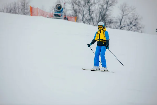女子滑雪者在滑雪坡冬季极限运动 — 图库照片