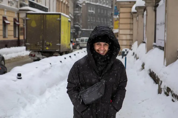 Mujer Abrigo Invierno Caminando Por Calle Ciudad Acera Después Tormenta — Foto de Stock