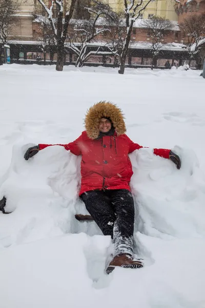Hombre Sentado Banco Cubierto Espacio Copia Nieve — Foto de Stock