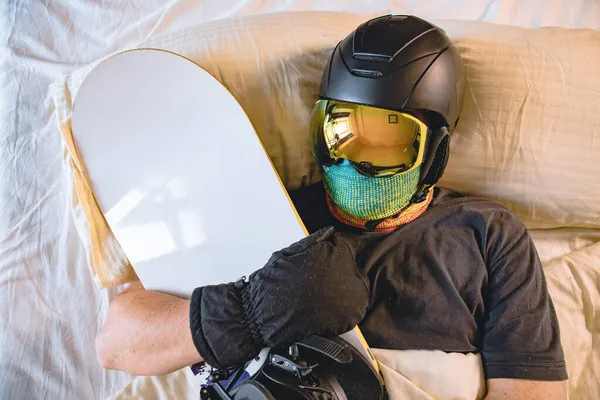 Hombre Equipo Esquí Dormir Cama Con Snowboard Soñando Con Las — Foto de Stock