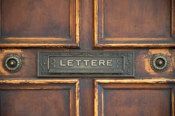 Old Wooden Door Letter Box Background — Stock Photo, Image