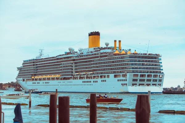 Vista Navio Cruzeiro Baía Cidade Conceito Férias Verão — Fotografia de Stock