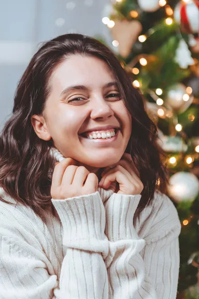 Vrouw Wit Trui Poseren Buurt Van Kerstboom Portret — Stockfoto