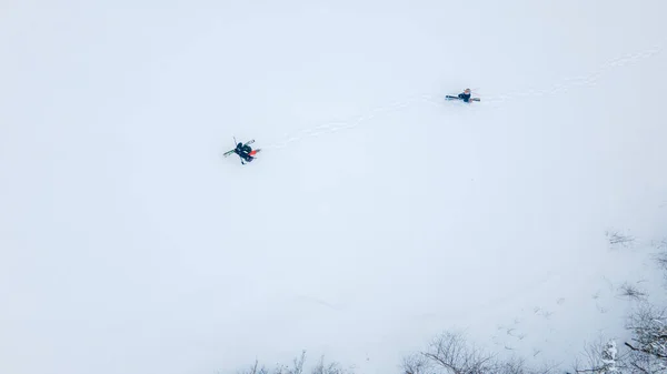Vista Aérea Dos Esquiadores Passeio Esqui Subindo Espaço Cópia Neve — Fotografia de Stock