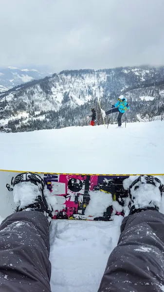 Arkadaşlar Kayakçı Snowboardcu Pudra Günü Ukrayna Karpatları — Stok fotoğraf