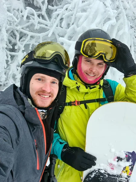 Amigos Tirando Selfie Snowboard Inclinação Conceito Esqui — Fotografia de Stock
