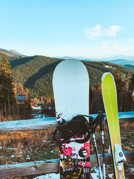 Snowboard Και Σκι Βουνά Skilift Στο Παρασκήνιο Αντίγραφο Χώρο — Φωτογραφία Αρχείου