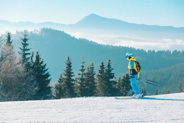 Vrouw Skiën Door Winter Piste Bergen Achtergrond — Stockfoto