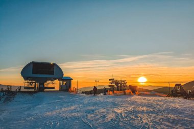 Kayak tepesinde gün batımı kopyalama alanı